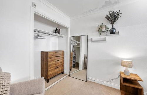 Minutes from the port of Dover, free WiFi, free offroad private parking and rated a guest favourite on Air b nb! - Foto 12