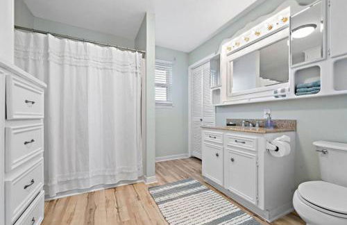 Stunning beach house with ocean views and large deck, just steps from the beach - Foto 17