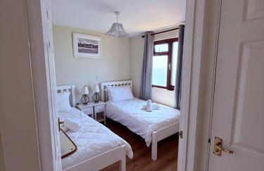 Cliff top chalet with stunning ocean views - Photo 4