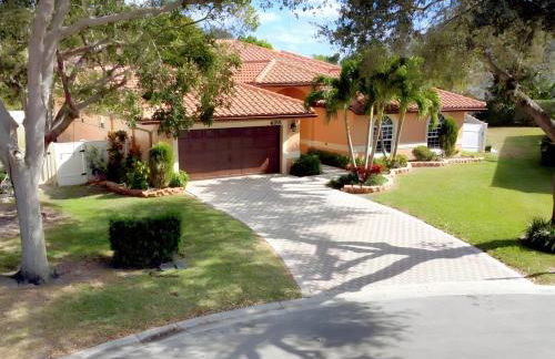 Luxurious 4-Bedroom House with Pool - Foto 18