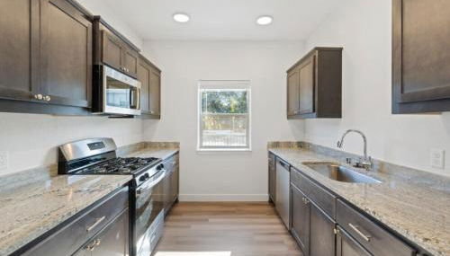 Modern Spacious Pool Apartment PET FRIENDLY - Photo 3