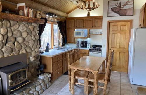 Relaxing Glamping Vacation: Fantastic Log Cabin with a Hot Tub in Darby, MT - Foto 20