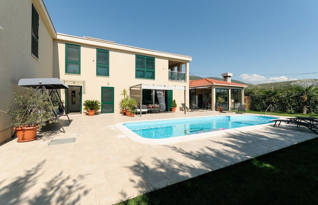 Luxury Villa With Heated Pool, Terrace, and Outdoor Amenities for Relaxation - Foto 43