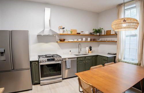 Remodeled Modern Home - private backyard & games! - Foto 10