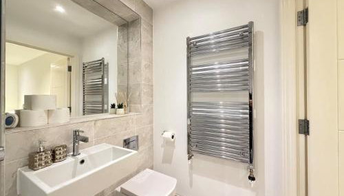 Modern and Spacious 3BR Flat W Balcony - Sleep 12 - Foto 3, towels, Shower