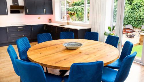 Chic Family Home with Garden Fire Pit & Event Space, Hot Tub - Foto 5