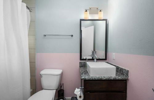 Chic & Cozy 1BR Apt with Free Parking & King Bed - Foto 14