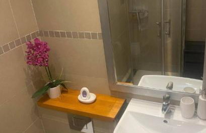 Stunning Studio2, Banstead with free off st parking - Photo 10