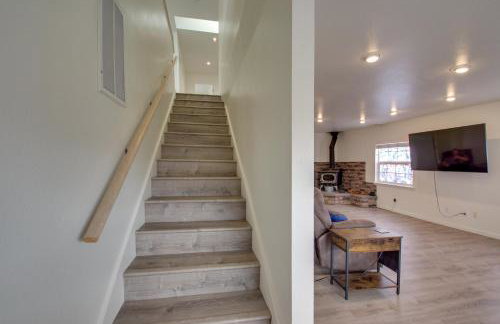 Crescent City Home with Hot Tub Half-Block to Beach - Foto 10