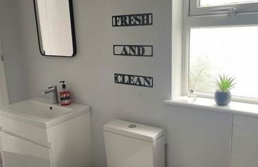 The Little Lodge - seaside town of Penarth nr Cardiff - Photo 11