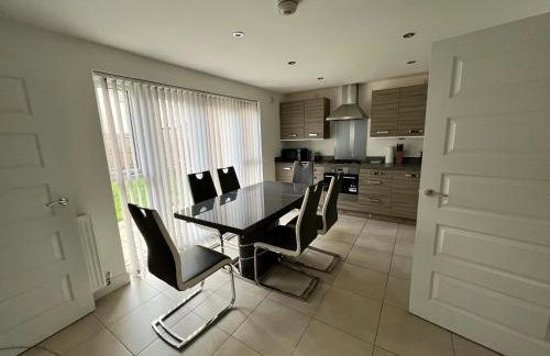 Beautiful 4-Bedroom House with Private Garden & Parking - Foto 2