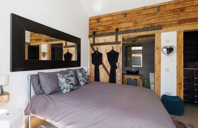 Romantic Countryside Lodge With Hot Tub - Photo 14