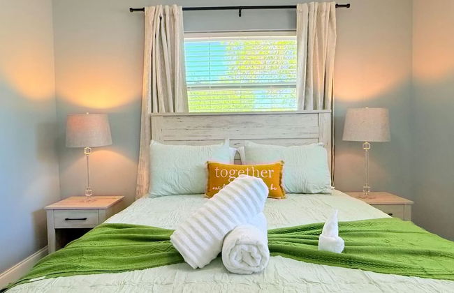 Spacious Modern King bed Game Room More - Photo 11