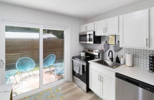 Stylish Condo min from UF & Shands Pets Welcome! - Photo 19