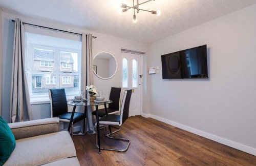 Long Stays Offers , New 2 Bed APT , Sleeps 3 , Wigan , Perfect for Relocations , Contractors , Families - Photo 1