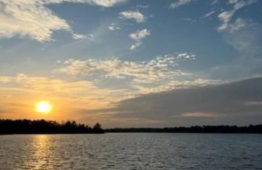 Large Log Home on Lake with Hot Tub - Foto 27