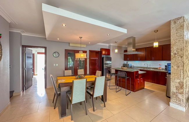 Incredible 3 BR Penthouse w BBQ Jacuzzi - Photo 24