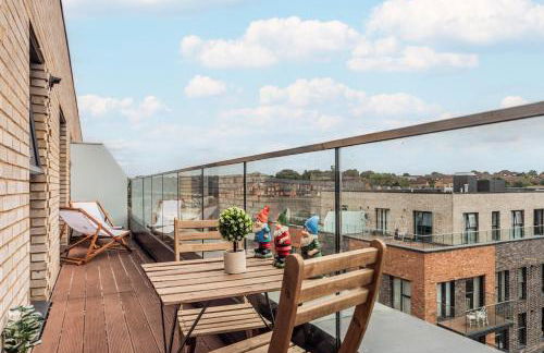 Step Free 2 Bed 2 bath Oasis FlatIClose to David Lloyd Gym with Fully Equipped Kitchen& Parking in DartfordIMins from station and 45 mins into Central London - Photo 44