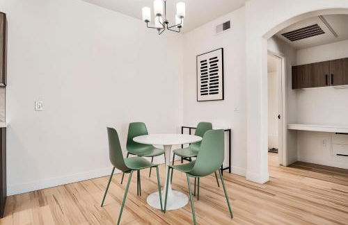 Boulevard Stays Chic 1BR Near Stadium Pool Access Gym & Free Parking - Photo 18