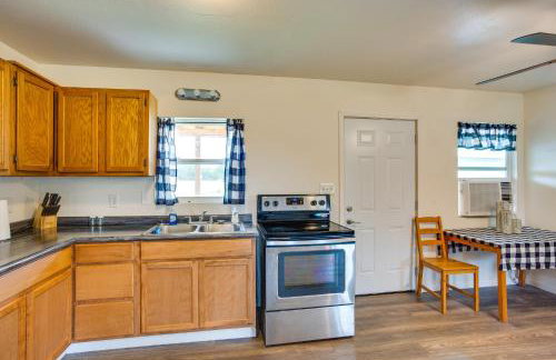 Thackerville Getaway with Porch - Near WinStar! - Foto 9