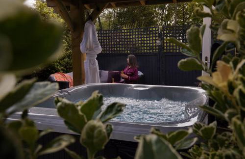 Scenery Hill Hideaways The Coach House Charming Retreat with Jacuzzi and BBQ Hut Near the Lake District - Photo 4