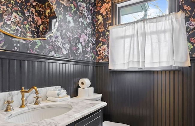 Elegant Spring Stay on Peaceful Retreat - Photo 16