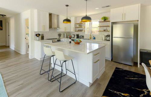 Manchaca 4 bedroom sleeps 10 Pool and Hot tub - Photo 8