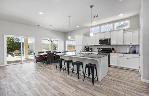 Spacious Home with Private Pool - Photo 11