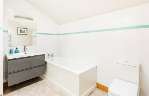 CV37 9HF The Tack Room Shottery · Charming 1Bed in Shottery with secure Parking Pass The Keys - Photo 12