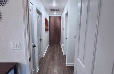 Luna's Cozy Private Hosted Suite with Fireplace and 2 Bedrooms - Foto 7