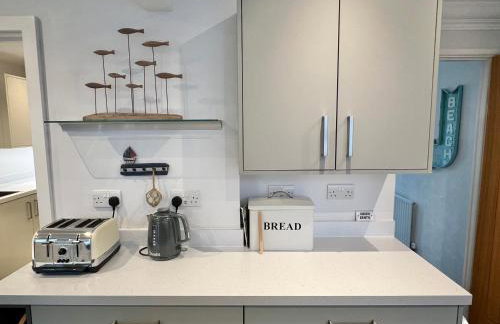 4 Bed Retreat with Balcony & Estuary views - Photo 20