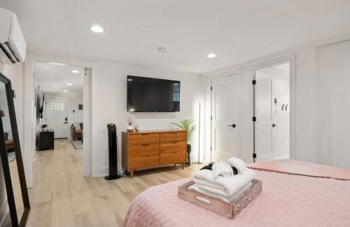 Couples Retreat with Hot Tub, Beach Cruisers, Spa Bath - Foto 26