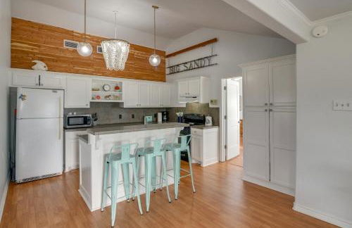 Steps to Sea! Crystal Beach Home with Furnished Deck - Foto 9