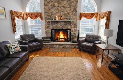 Luxury 5BR Retreat - Hot Tub - Game Room - 2 Fire Pits - Foto 8
