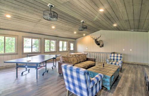 Lakefront Retreat with Dock and Game Room and Deck - Foto 30
