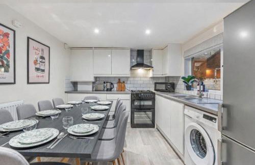 Chester Manor - 5 BR - Sleeps 10 - Free Parking - Foto 15