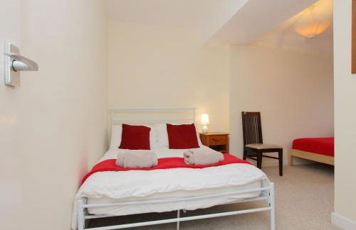 Large Cosy House Ideal for Corporate Lets - Photo 5