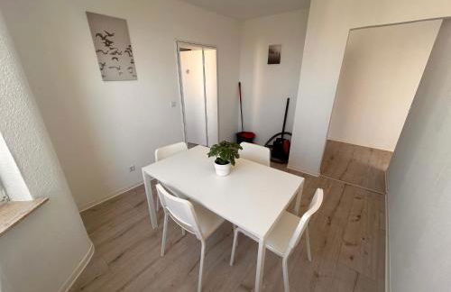 bookandstay24 com Dietzenbach 2 Zimmerwohnung mit Balkon, Küche und Parkplatz - Foto 4