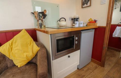 The Journeyman Luxury Shepherds Hut - Photo 5