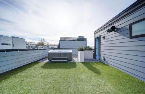 Luxe Townhome Rooftop Hot Tub Parking - Photo 56