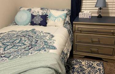 Large 3 bedroom Downtown Parking - Photo 8