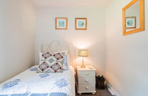 Beautiful Riverside Cottage with Large Garden, 2BR - Photo 23