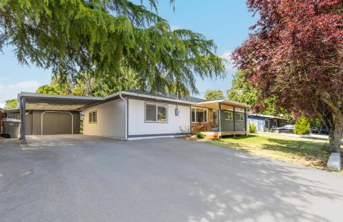 Family-Friendly 4BR Home with AC and Yard Near Airport - Foto 22