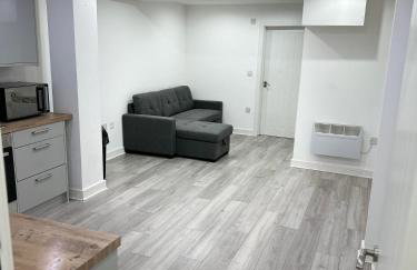 Epsom High Street Apartment 2 - Photo 8