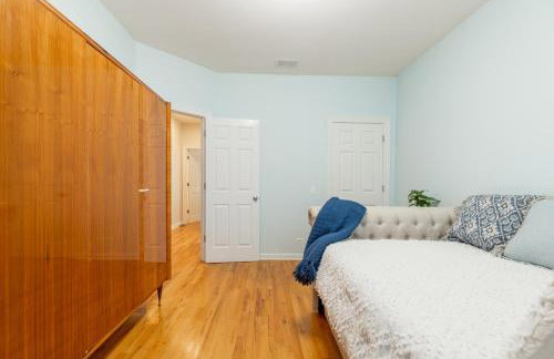 Windy City Getaway - 3BR 2BA Chicago Townhouse home - Photo 41