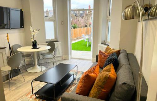 Aisiki Stays Apartments at Enfield, Airconditioned & Pet Friendly, Ground Floor, 3-Bedroom & 2-Bathroom Flat, King or Twin Beds with Garden, Free Wi-Fi and Parking Space - Foto 7