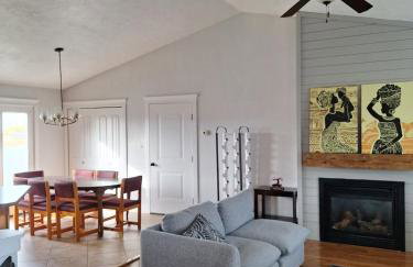 Spacious 5BR Home with Yard & Basement Lounge - Photo 18