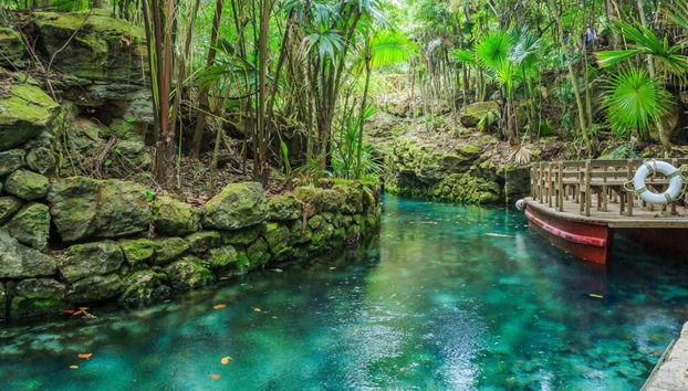 Navegando pelo Rio Azul em Xcaret