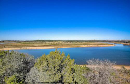 Stunning Lakefront Home with 2 Patios, Chef's Kitchen, & Lake Access - Foto 59