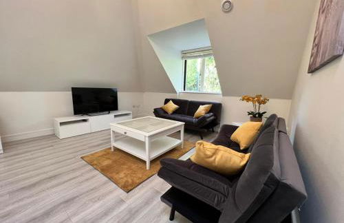 New! Modern Elegant 2-Bed Apartment, free parking - Photo 3